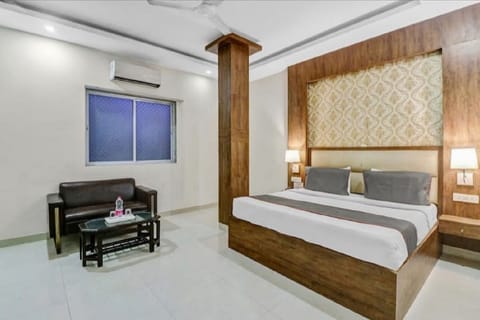 Family Room, Non Smoking | Bathroom | Shower, free toiletries, slippers, towels