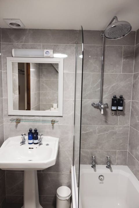 Basic Double Room | Bathroom | Free toiletries, hair dryer, towels