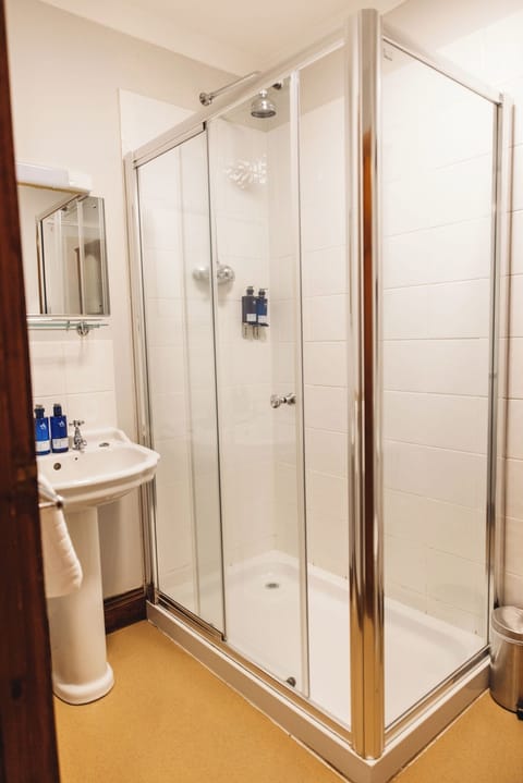 Classic Double Room | Bathroom | Free toiletries, hair dryer, towels