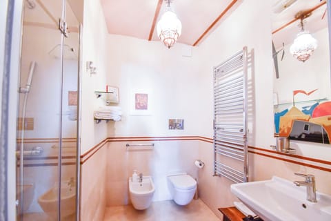 Design Room | Bathroom | Shower, free toiletries, hair dryer, bidet