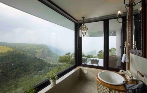 Luxury Suite | Bathroom | Shower, rainfall showerhead, free toiletries, hair dryer