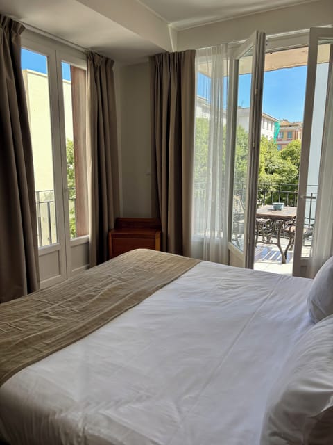 Junior Suite | 1 bedroom, premium bedding, desk, blackout drapes