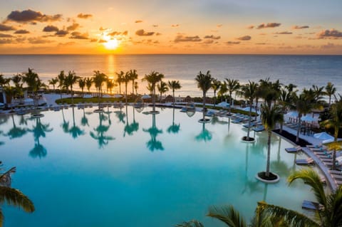 4 outdoor pools, free cabanas, pool umbrellas