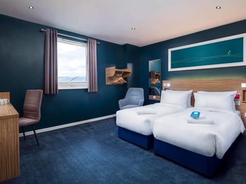 Desk, rollaway beds, WiFi