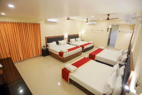 DELUXE FAMILY-AC 04 KING BEDS | 1 bedroom, premium bedding, in-room safe, bed sheets