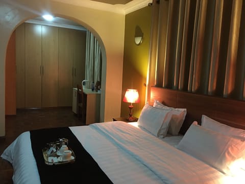 Executive Double Room, 1 King Bed, Garden View | Egyptian cotton sheets, premium bedding, Select Comfort beds, desk