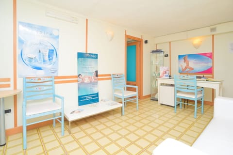 Body treatments, body scrubs, facials, 1 treatment room