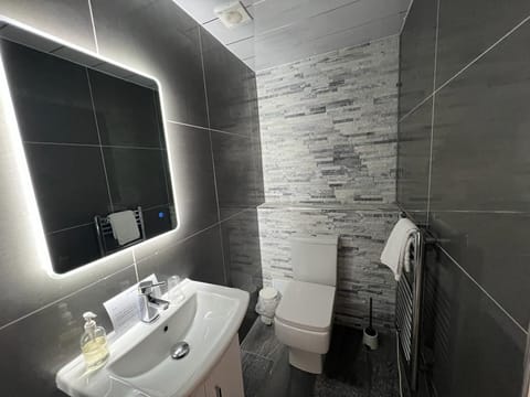 Family Double or Twin Room, Sea View (3 People) | Bathroom | Towels