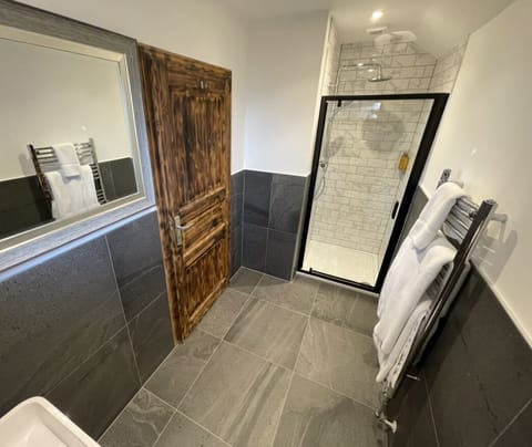 King Room | Bathroom | Shower, free toiletries, hair dryer, towels