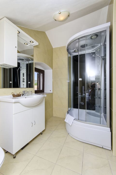 Combined shower/tub, free toiletries, hair dryer, towels