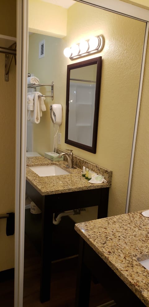 Standard Single Room, 1 Queen Bed, Harbor View | Bathroom | Combined shower/tub, free toiletries, hair dryer, towels