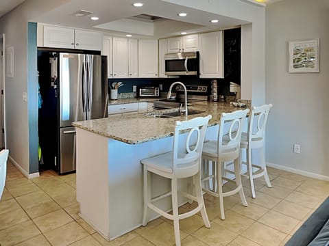 Full Size Kitchen with Breakfast Bar
