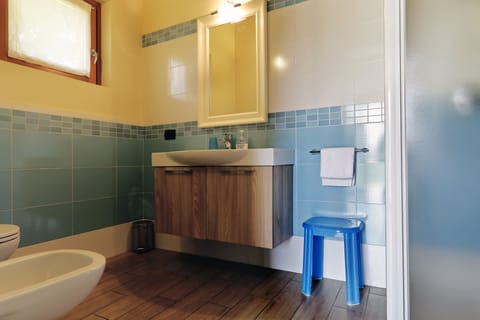 Standard Single Room | Bathroom | Shower, free toiletries, hair dryer, bidet