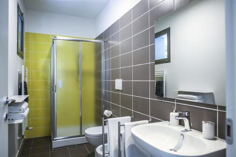Double Room | Bathroom | Shower, free toiletries, hair dryer, bidet