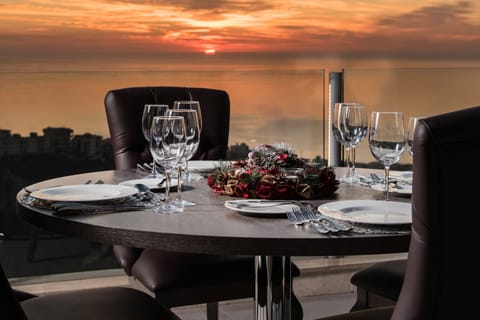 2 restaurants; lunch and dinner served