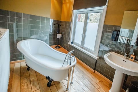 Suite, Park View, Garden Area | Bathroom | Combined shower/tub, free toiletries, hair dryer, towels