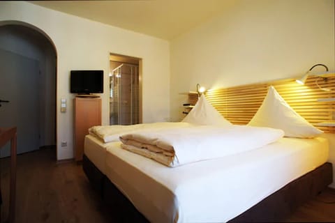 Junior Double Room | In-room safe, desk, laptop workspace, blackout drapes