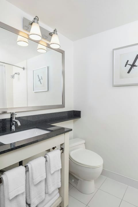 Room, 1 King Bed | Bathroom | Combined shower/tub, free toiletries, hair dryer, towels