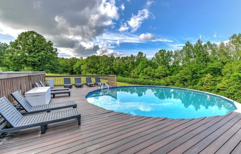 Luxury Cabin with Pool + Hot Tub