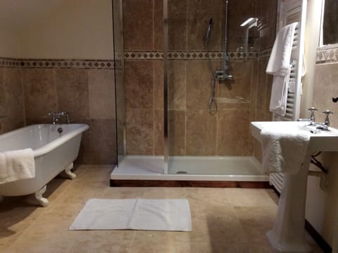 Deluxe Double Room (L'Hermine) | Bathroom | Separate tub and shower, deep soaking tub, hydromassage showerhead