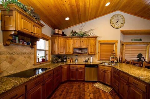 Kitchen is perfect to cook a home cooked meal.