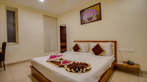 Executive Room, 1 Double Bed | Premium bedding, minibar, in-room safe, desk