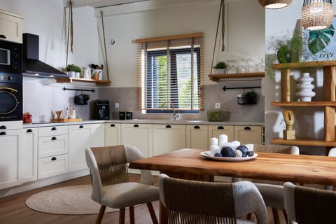 Open Kitchen - Dining area