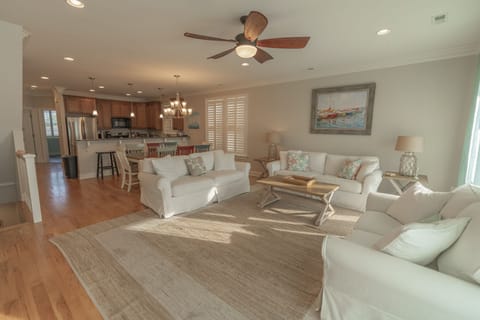 OPEN LIVING/ DINING/ KITCHEN PERFECT FOR SOCIALIZING 