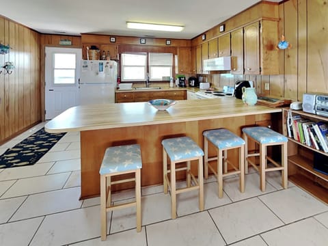 Full Size Kitchen with Breakfast Bar