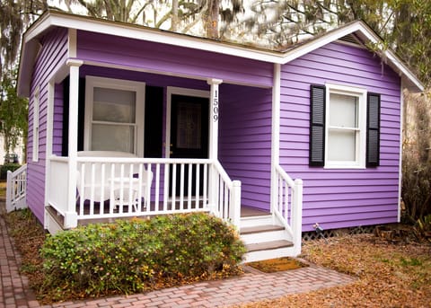Enjoy a glas of wine or a cup of coffee on our front porch