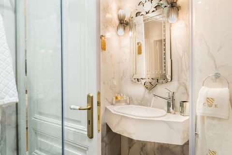 Superior Suite | Bathroom sink