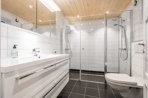 Family House, 4 Bedrooms, Ocean View, Oceanfront | Bathroom | Shower, towels, shampoo, toilet paper