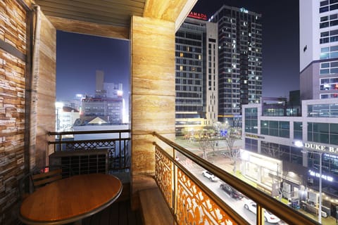 Superior Twin with Balcony-Certified Korea Tourism Quality Break(Breakfast not available on Mondays) | Balcony