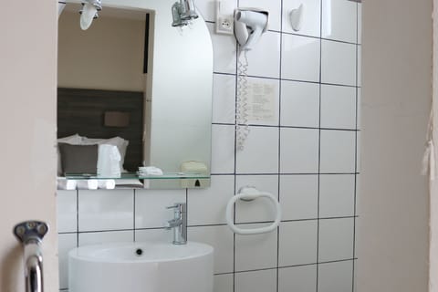 Family Triple Room, Balcony | Bathroom | Shower, free toiletries, towels