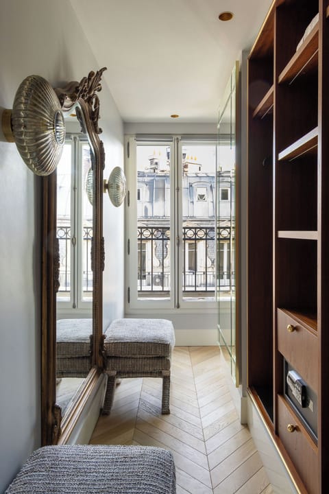 Junior Suite Afterworks | Wardrobe