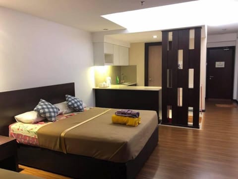 Studio Apartment Triple Room | Desk, iron/ironing board