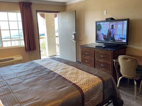 Deluxe Single Room, 1 King Bed | Desk, iron/ironing board, free WiFi, bed sheets