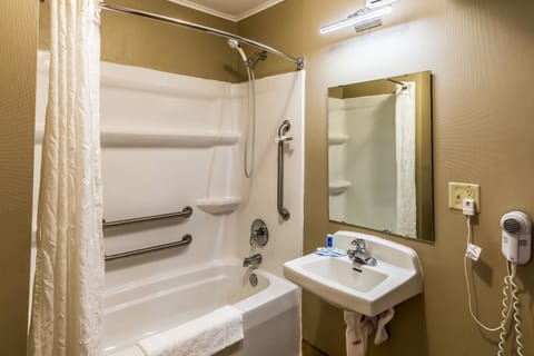 Combined shower/tub, hair dryer, towels