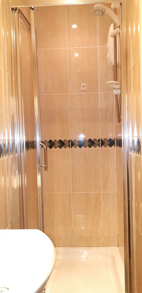 Single Room, Ensuite | Bathroom | Shower, free toiletries, hair dryer, slippers