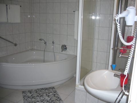 Comfort Double Room | Bathroom | Shower, hair dryer, towels