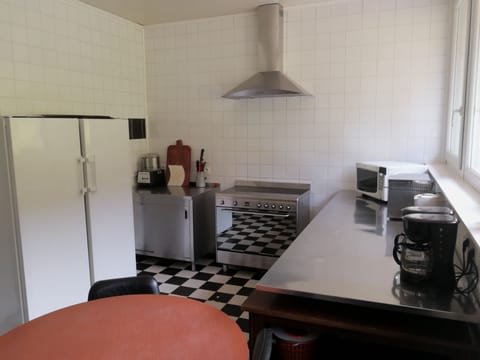 Superior Cottage | Private kitchen | Shared fridge, microwave