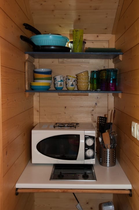 Cabin | Private kitchen | Shared fridge, microwave, electric kettle