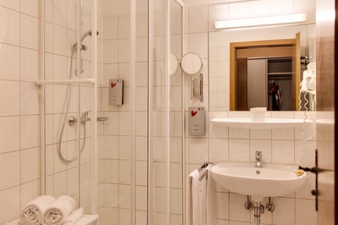 Comfort Single Room, 1 Twin Bed, Non Smoking | Hypo-allergenic bedding, minibar, in-room safe, desk