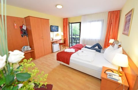 Hypo-allergenic bedding, minibar, in-room safe, desk