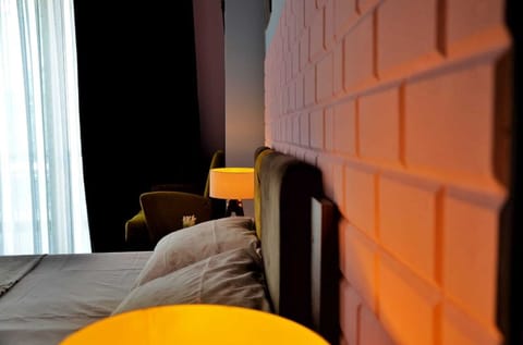 Premium bedding, desk, free WiFi