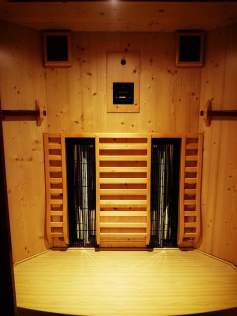 Sauna, hot tub, steam room, hot stone massages, Thai massages, massages