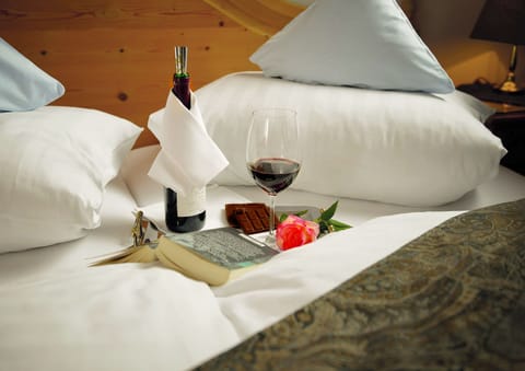 Double Room | Hypo-allergenic bedding, in-room safe, desk, free cribs/infant beds