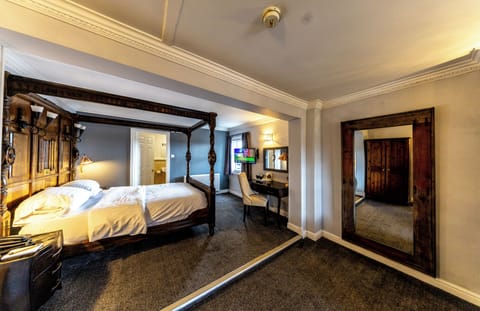 Superior Suite, 1 King Bed | Desk, iron/ironing board, free cribs/infant beds, free WiFi