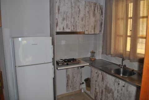 Full-size fridge, stovetop, cookware/dishes/utensils