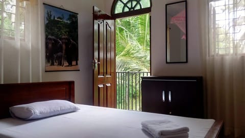 1 bedroom, premium bedding, desk, laptop workspace